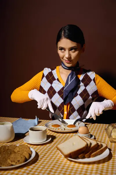 Uma jovem mulher em uma roupa elegante desfruta de um café da manhã com ovos, torradas e café. — Fotografia de Stock