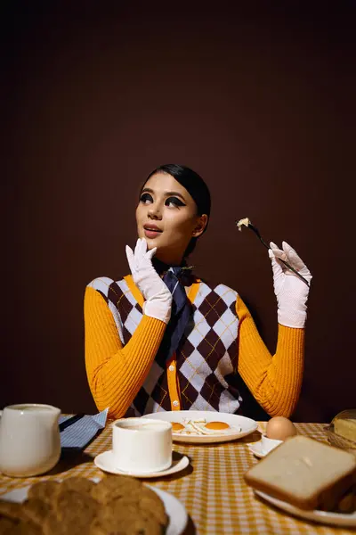 Eine junge Frau im schicken Outfit genießt ein Frühstück mit Eiern und Toast. — Stockfoto