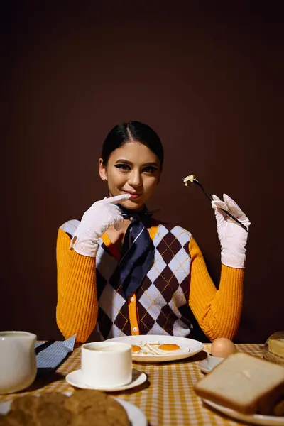 Eine junge Frau im modischen Pullover genießt ein Frühstück mit Eiern und Toast. — Stockfoto