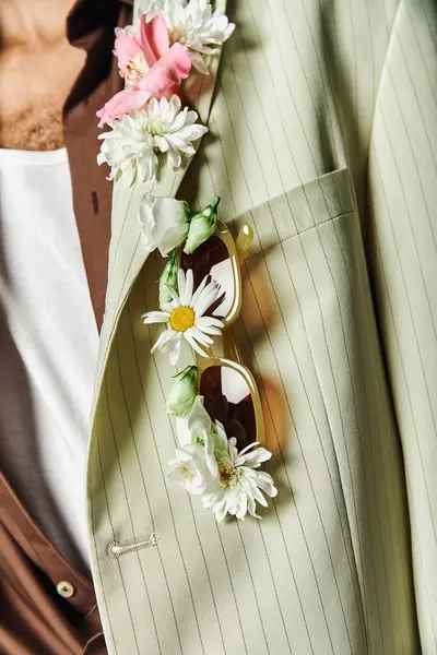A young African American man adorned with flowers poses in a stylish blazer. His look embodies beauty and diversity. — Stock Photo