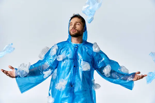 Um homem de gabardina azul está rodeado de plástico.. — Fotografia de Stock