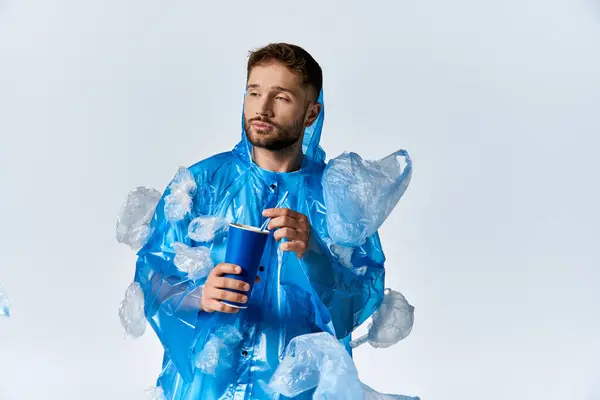 Un homme se tient englouti dans une mer de plastique, un rappel brutal de notre dépendance aux articles à usage unique. — Photo de stock