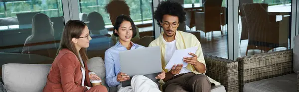 A team of colleagues discusses work on a rooftop terrace, enjoying the fresh air — Stock Photo
