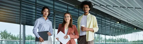 Diverse colleagues enjoy a conversation on a modern office rooftop terrace. — Stock Photo