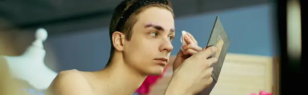 A drag queen applies makeup while looking in a mirror, preparing for a performance. — Stock Photo