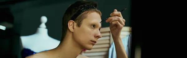 A drag queen applies makeup to their face while preparing for a performance. — Stock Photo