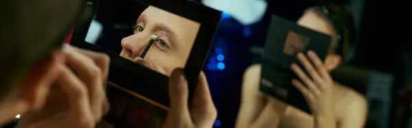 A drag queen near a dressing table, capturing herself in a mirror backstage. — Stock Photo