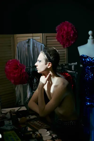 A drag performer sits at a dressing table, preparing for a performance. — Stock Photo