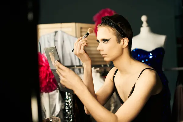 A drag performer applies makeup in front of a mirror, preparing for a performance. — Stock Photo