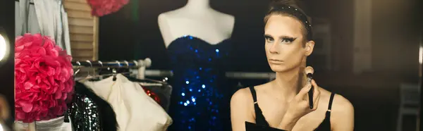 A drag queen applies makeup in a backstage setting, preparing for a performance. — Stock Photo