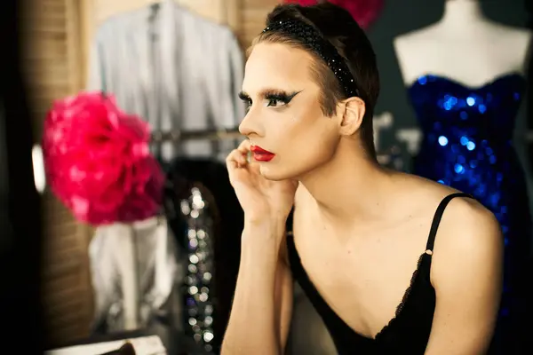 A drag queen adjusts makeup while getting ready backstage. — Stock Photo