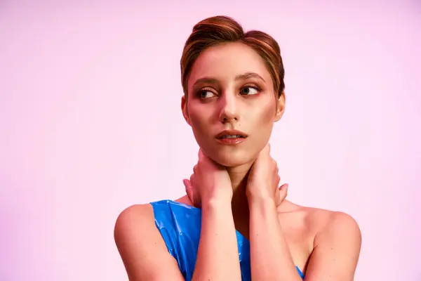 A woman poses in a studio with a thoughtful expression. — Stock Photo