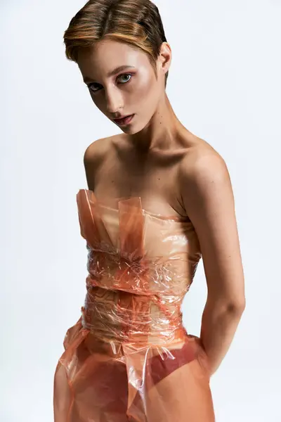 Uma mulher posa em uma criação de moda sustentável. — Fotografia de Stock