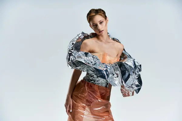 Um modelo posa em uma roupa impressionante feita inteiramente de materiais reciclados. — Fotografia de Stock