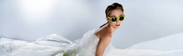 Uma mulher em um vestido branco adornado com plástico bolha poses para a câmera. — Fotografia de Stock