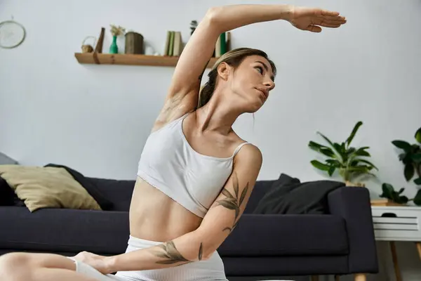 A young woman with vitiligo practices yoga in her apartment, focusing on mindfulness and mental wellbeing. — Stock Photo
