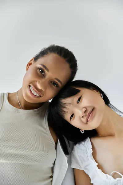 Pareja compartir un momento de ternura juntos sobre un fondo gris. — Stock Photo