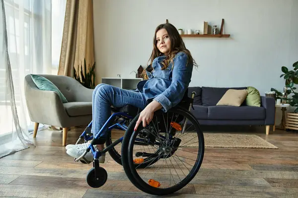 Eine junge Frau im Rollstuhl sitzt in ihrer modernen Wohnung und blickt selbstbewusst in die Kamera. — Stockfoto