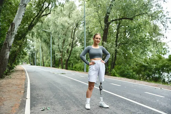 Una giovane donna determinata in abbigliamento sportivo abbraccia fitness e natura durante il suo allenamento all'aperto. — Foto stock