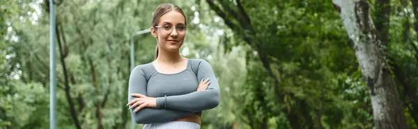 A young woman confidently engages in her outdoor workout routine. — Stock Photo