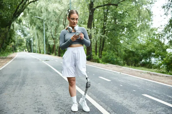 Mujer joven en ropa deportiva se involucra en un entrenamiento al aire libre edificante mientras disfruta de la naturaleza. - foto de stock