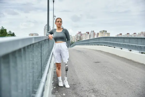 Una giovane donna in abbigliamento sportivo abbraccia fitness e libertà in un ambiente urbano all'aperto. — Foto stock