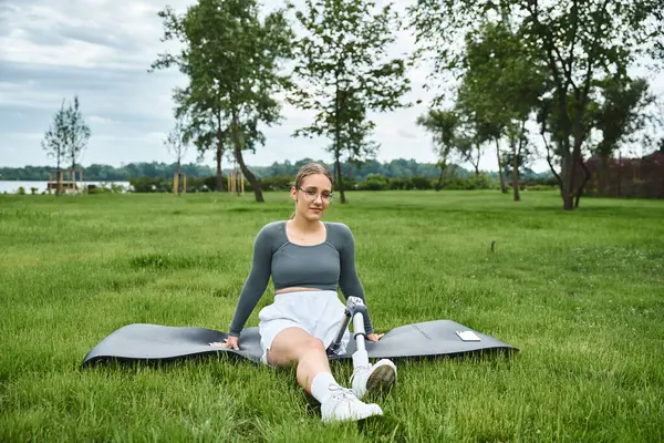 A young woman in sportswear exercises outdoors, embracing nature and her active lifestyle. — Stock Photo