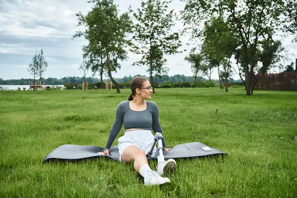 A young woman in sportswear engages in outdoor exercise while showcasing her active lifestyle. — Stock Photo