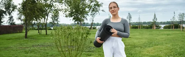 Uma jovem determinada se exercita ao ar livre, abraçando a aptidão em um parque sereno. — Fotografia de Stock