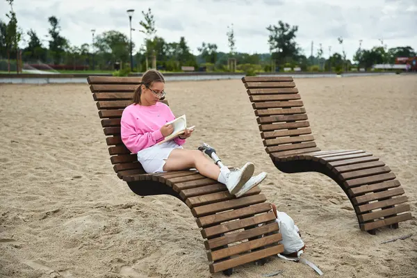 A young woman in sportswear relaxes outdoors, embracing her lifestyle. — Stock Photo