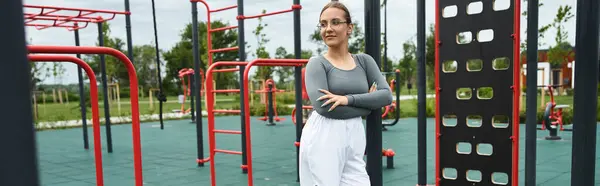 Una mujer joven abraza un día soleado, haciendo ejercicio en un entorno activo del parque. — Stock Photo