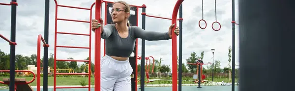 Uma jovem empoderada abraça a aptidão ao ar livre, trabalhando com confiança em seu sportswear. — Fotografia de Stock