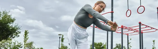 A determined young woman is exercising outdoors, embracing her strength and freedom. — Stock Photo
