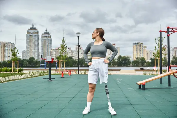 A confident young woman in sportswear works out outdoors, embracing her strength and determination. — Stock Photo