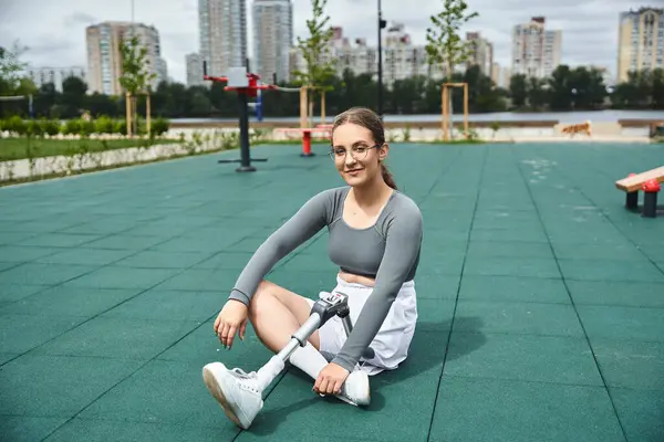 A determined young woman enjoys an active outdoor lifestyle, showcasing strength and resilience. — Stock Photo