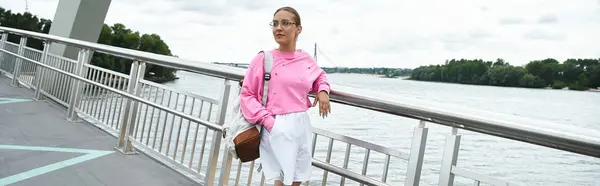 Una joven en ropa deportiva abraza el aire libre, caminando con confianza con su pierna protésica. - foto de stock