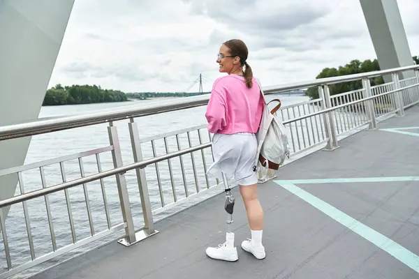 Una donna determinata che cammina all'aperto, mostrando la sua forza con una gamba protesica. — Foto stock