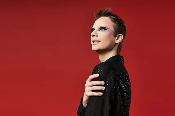 Un jeune drag artist met en valeur son style vibrant et sa pose expressive avec confiance. — Stock Photo