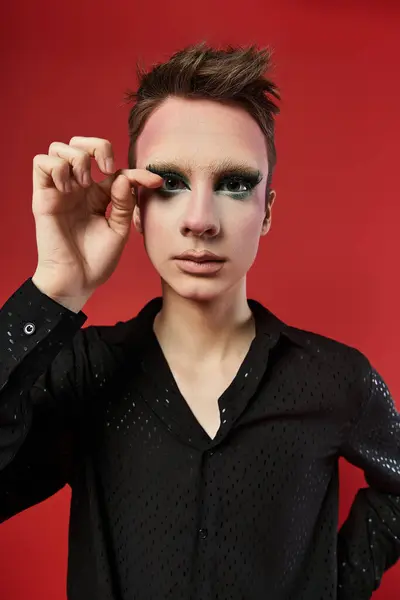 A lively drag artist expresses creativity with striking attire and dynamic pose. — Stock Photo