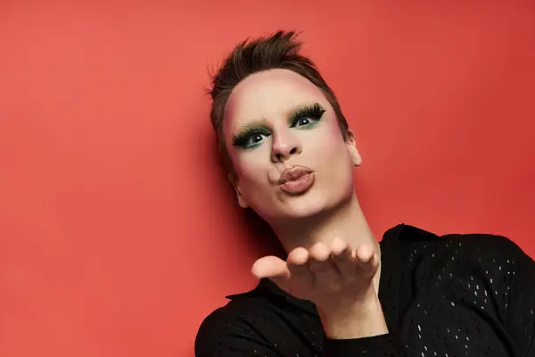 A vibrant drag artist blows a kiss, showcasing their unique style and charisma. — Stock Photo