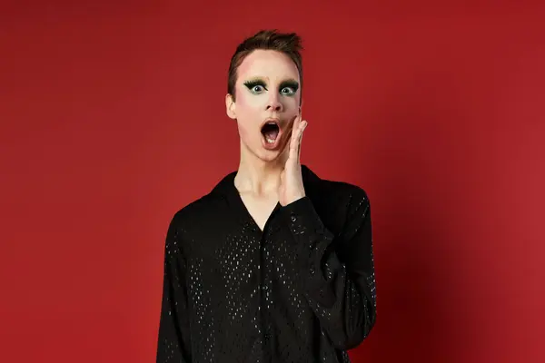 Um jovem drag artist exibe sua roupa elegante com uma pose animada. — Fotografia de Stock