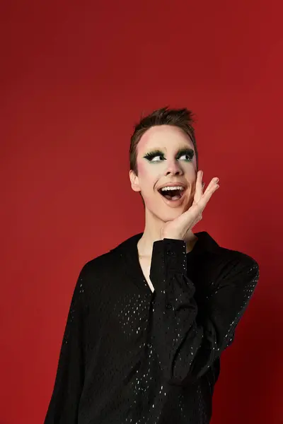 Un jeune artiste drag présente une tenue élégante avec une expression ludique. — Photo de stock