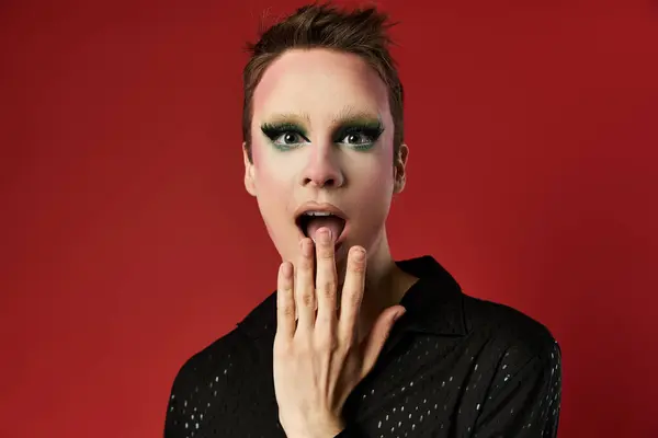 A confident drag performer expresses artistry in bold fashion. — Stock Photo