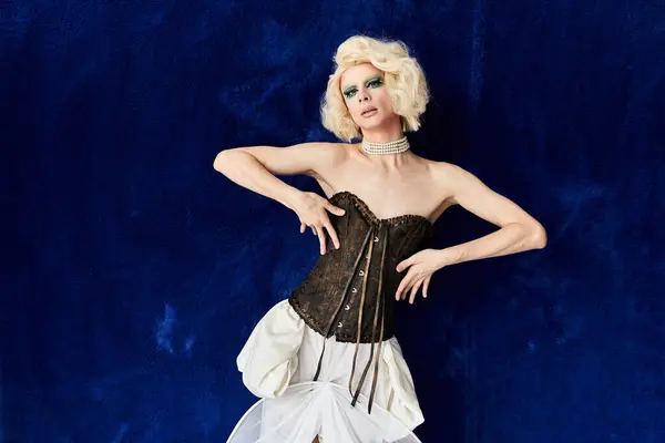 A vibrant drag artist showcases fashion and energy with an expressive pose. — Stock Photo