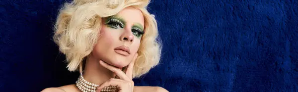 Un animado drag performer exhibe fabuloso atuendo y maquillaje llamativo con estilo. - foto de stock