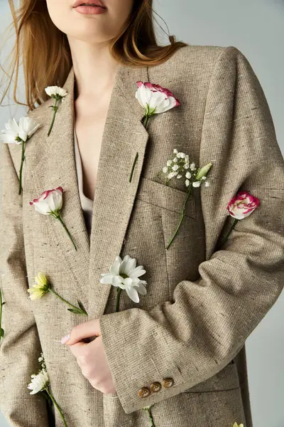 Elegantemente mostrando una chaqueta de lino decorada con flores frescas. — Stock Photo