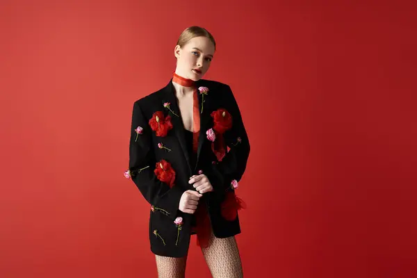 A striking young woman showcases floral beauty in a stylish outfit. — Stock Photo