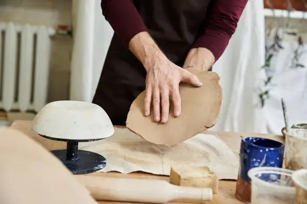 Joven en delantal haciendo algo de cerámica. - foto de stock