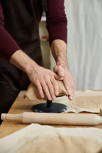 Um homem a fazer cerâmica no estúdio. — Fotografia de Stock