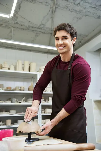 Homme heureux dans tablier faire de la poterie. — Photo de stock